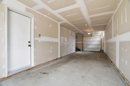 32 Walgrove Common Se, Calgary, AB - Indoor Photo Showing Garage