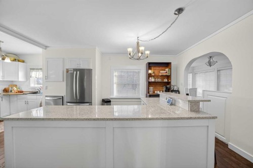 1919 14 Street, Didsbury, AB - Indoor Photo Showing Kitchen With Upgraded Kitchen
