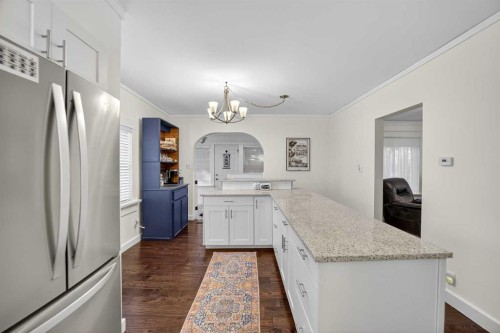 1919 14 Street, Didsbury, AB - Indoor Photo Showing Kitchen With Upgraded Kitchen