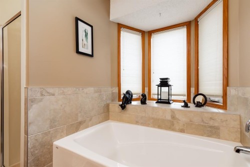 26 Tiller Place Se, Airdrie, AB - Indoor Photo Showing Bathroom