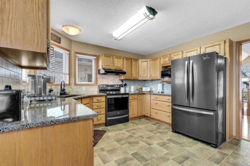 26 Tiller Place Se, Airdrie, AB - Indoor Photo Showing Kitchen With Stainless Steel Kitchen