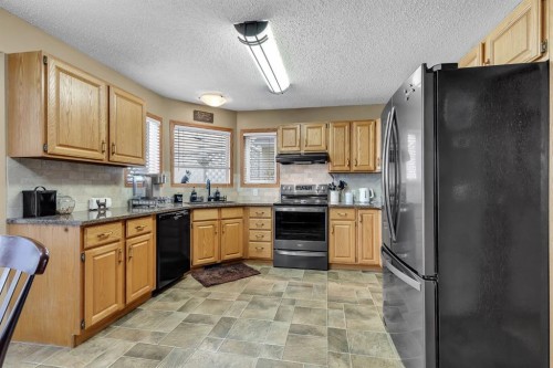 26 Tiller Place Se, Airdrie, AB - Indoor Photo Showing Kitchen