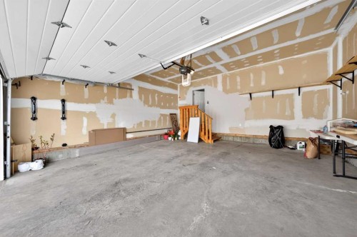 38 Evansfield Terrace Nw, Calgary, AB - Indoor Photo Showing Garage