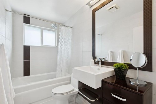 3215 Boulton Road Nw, Calgary, AB - Indoor Photo Showing Bathroom