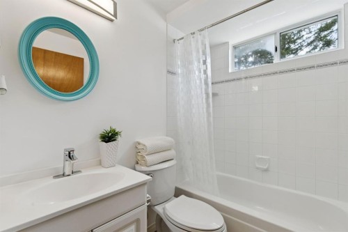 3215 Boulton Road Nw, Calgary, AB - Indoor Photo Showing Bathroom
