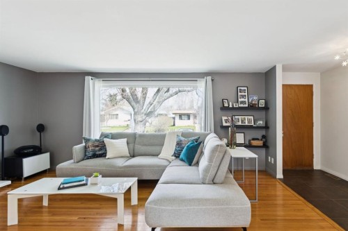3215 Boulton Road Nw, Calgary, AB - Indoor Photo Showing Living Room