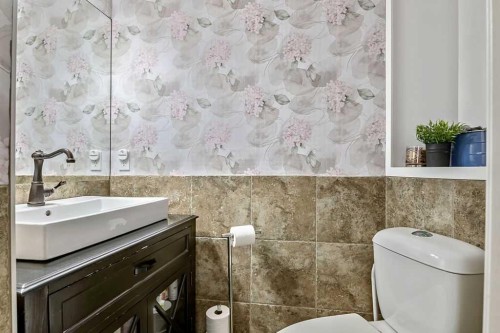 1105 Turner Gate Sw, Diamond Valley, AB - Indoor Photo Showing Bathroom