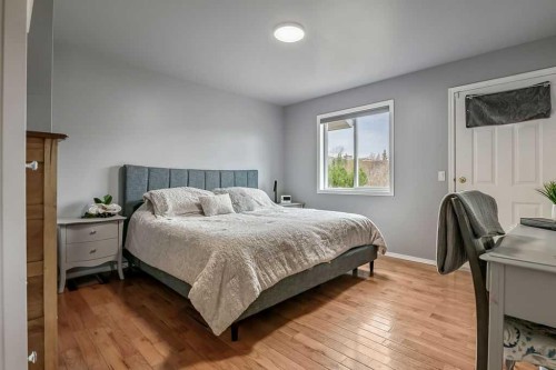 1105 Turner Gate Sw, Diamond Valley, AB - Indoor Photo Showing Bedroom