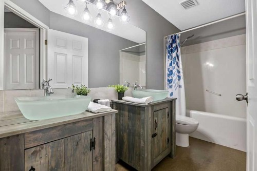 1105 Turner Gate Sw, Diamond Valley, AB - Indoor Photo Showing Bathroom