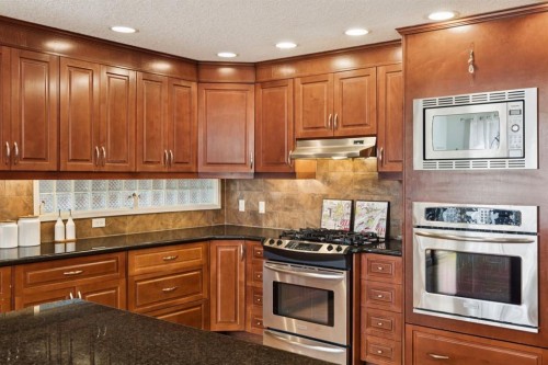 2405 Bowness Road Nw, Calgary, AB - Indoor Photo Showing Kitchen With Upgraded Kitchen