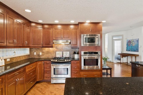 2405 Bowness Road Nw, Calgary, AB - Indoor Photo Showing Kitchen