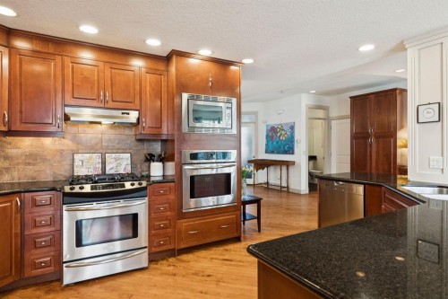 2405 Bowness Road Nw, Calgary, AB - Indoor Photo Showing Kitchen With Upgraded Kitchen