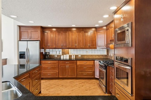2405 Bowness Road Nw, Calgary, AB - Indoor Photo Showing Kitchen With Double Sink