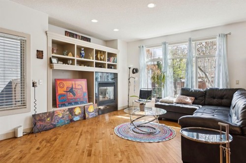 2405 Bowness Road Nw, Calgary, AB - Indoor Photo Showing Living Room