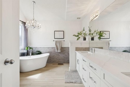2405 Bowness Road Nw, Calgary, AB - Indoor Photo Showing Bathroom