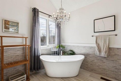 2405 Bowness Road Nw, Calgary, AB - Indoor Photo Showing Bathroom
