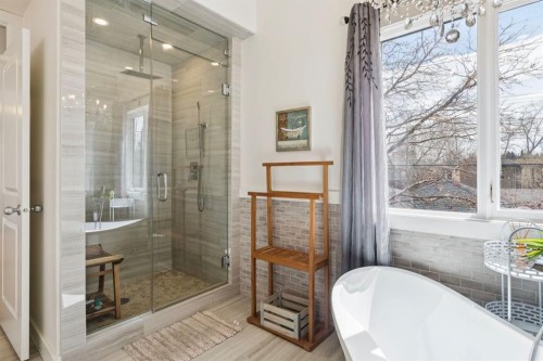 2405 Bowness Road Nw, Calgary, AB - Indoor Photo Showing Bathroom