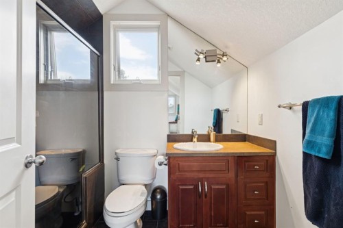2405 Bowness Road Nw, Calgary, AB - Indoor Photo Showing Bathroom
