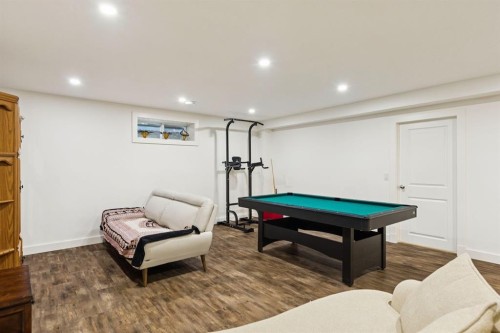 2405 Bowness Road Nw, Calgary, AB - Indoor Photo Showing Other Room