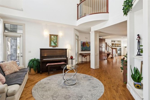 2405 Bowness Road Nw, Calgary, AB - Indoor Photo Showing Living Room
