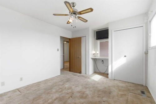 6215 Thorncliffe Drive Nw, Calgary, AB - Indoor Photo Showing Other Room