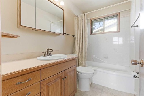 6215 Thorncliffe Drive Nw, Calgary, AB - Indoor Photo Showing Bathroom