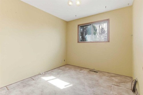 6215 Thorncliffe Drive Nw, Calgary, AB - Indoor Photo Showing Other Room