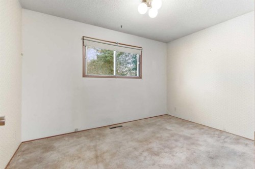 6215 Thorncliffe Drive Nw, Calgary, AB - Indoor Photo Showing Other Room