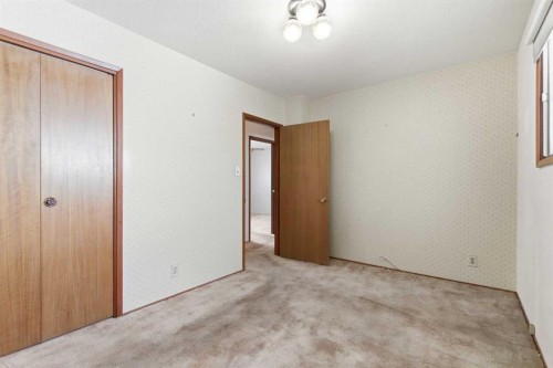 6215 Thorncliffe Drive Nw, Calgary, AB - Indoor Photo Showing Other Room