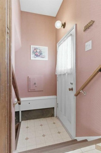6215 Thorncliffe Drive Nw, Calgary, AB - Indoor Photo Showing Other Room