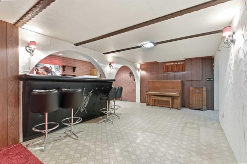 6215 Thorncliffe Drive Nw, Calgary, AB - Indoor Photo Showing Other Room