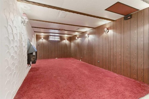 6215 Thorncliffe Drive Nw, Calgary, AB - Indoor Photo Showing Other Room