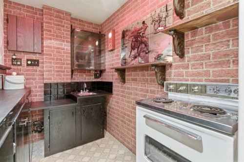 6215 Thorncliffe Drive Nw, Calgary, AB - Indoor Photo Showing Kitchen