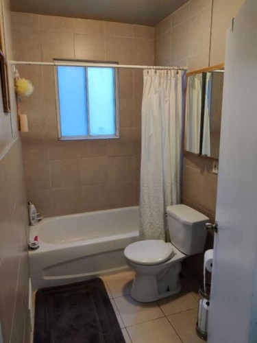 728 20 Avenue Nw, Calgary, AB - Indoor Photo Showing Bathroom
