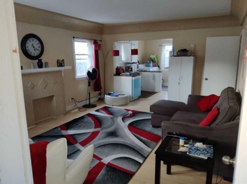 728 20 Avenue Nw, Calgary, AB - Indoor Photo Showing Living Room