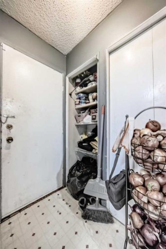 4 Fonda Crescent Se, Calgary, AB - Indoor Photo Showing Other Room
