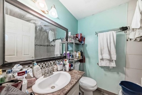 4 Fonda Crescent Se, Calgary, AB - Indoor Photo Showing Bathroom