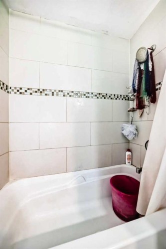 4 Fonda Crescent Se, Calgary, AB -  Photo Showing Bathroom