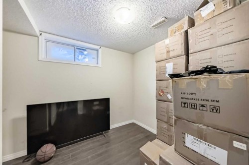 4 Fonda Crescent Se, Calgary, AB - Indoor Photo Showing Other Room