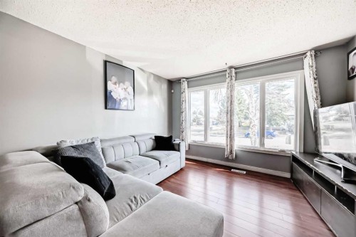 4 Fonda Crescent Se, Calgary, AB - Indoor Photo Showing Living Room