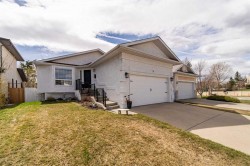 9 Scripps Landing NW Calgary, AB T3L 1V9