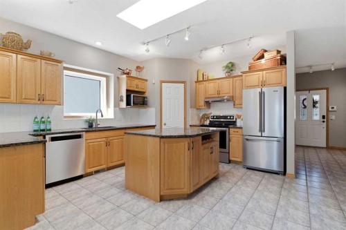 545 Rocky Ridge Bay Nw, Calgary, AB - Indoor Photo Showing Kitchen