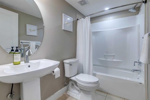490 Mahogany Manor Se, Calgary, AB - Indoor Photo Showing Bathroom