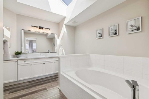 108 Somerside Crescent Sw, Calgary, AB - Indoor Photo Showing Bathroom