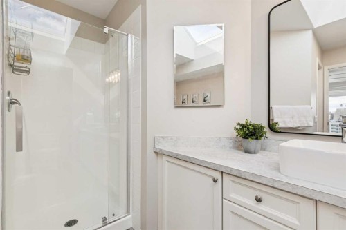 108 Somerside Crescent Sw, Calgary, AB - Indoor Photo Showing Bathroom