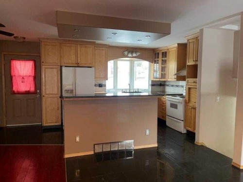 6151 Penworth Road Se, Calgary, AB - Indoor Photo Showing Kitchen