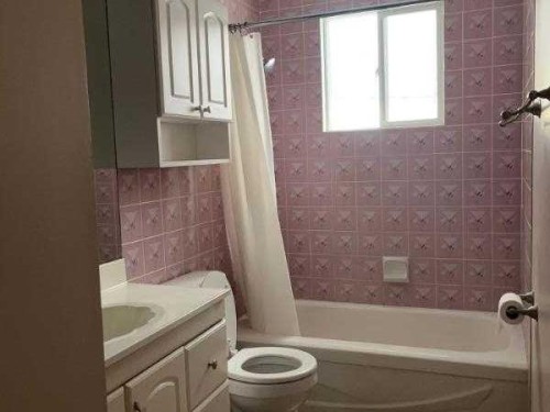 6151 Penworth Road Se, Calgary, AB - Indoor Photo Showing Bathroom