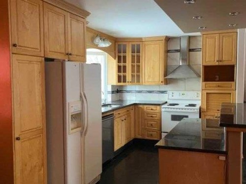 6151 Penworth Road Se, Calgary, AB - Indoor Photo Showing Kitchen