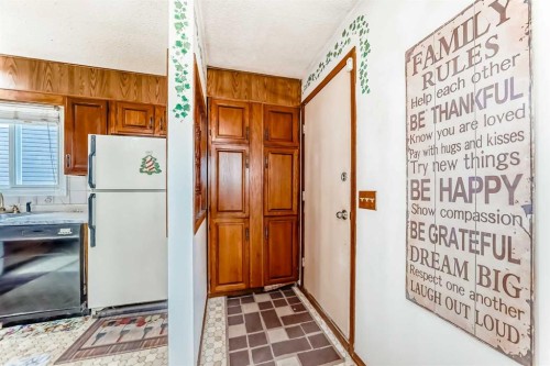 43 Mckenna Way Se, Calgary, AB - Indoor