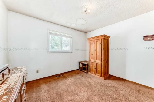 43 Mckenna Way Se, Calgary, AB - Indoor Photo Showing Other Room
